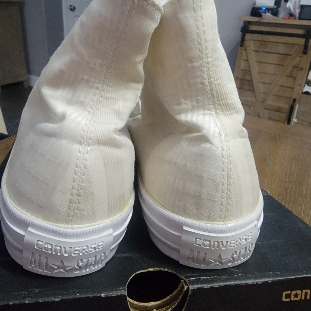 Converse Chuck Taylor's Allstars High sneaker.New in box, 8 women.Color: white - Picture 4 of 11